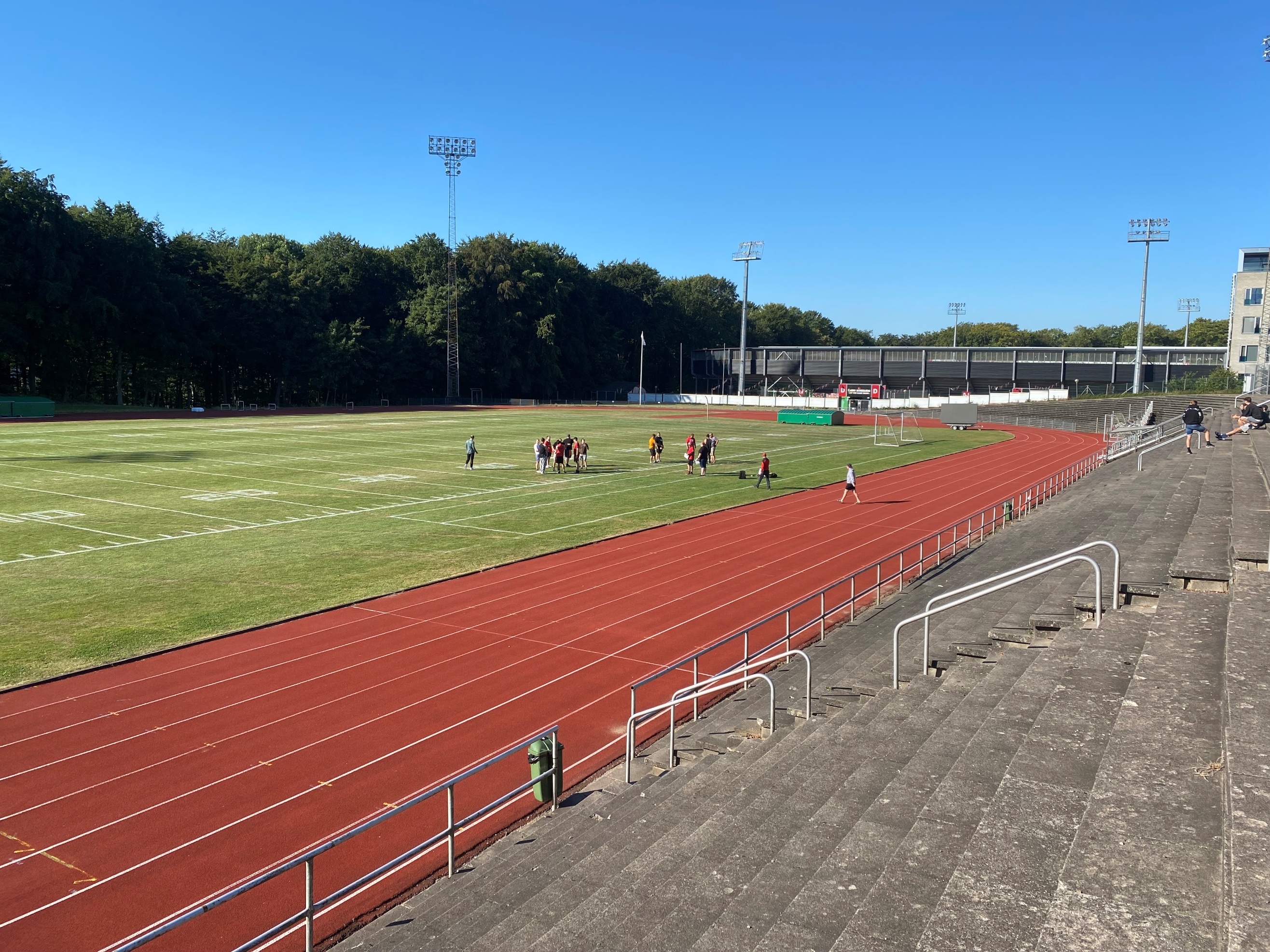 Et billede, der indeholder himmel, udendørs, træ, stadium

Automatisk genereret beskrivelse