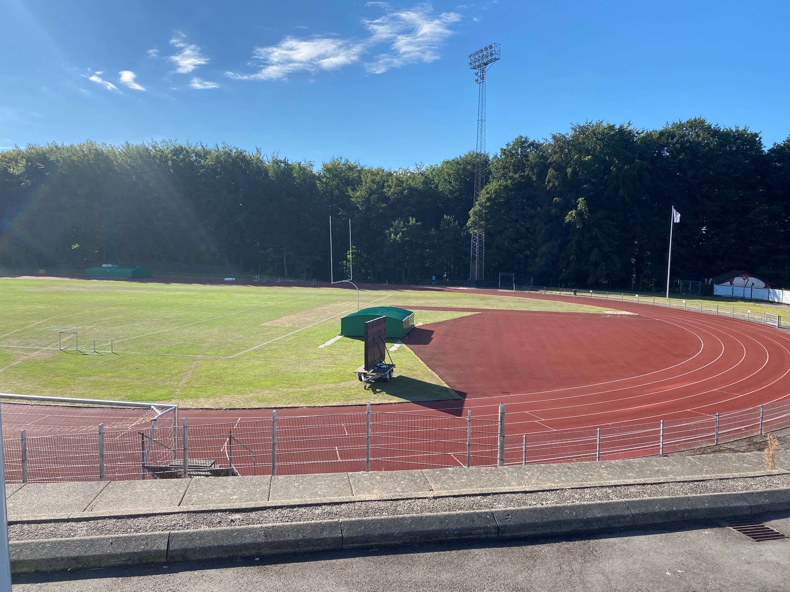 Et billede, der indeholder træ, udendørs, himmel, sport

Automatisk genereret beskrivelse